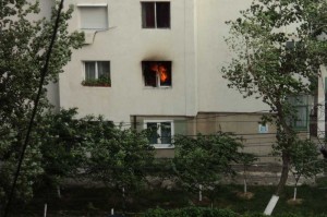 Incendiu în Micro 19 - Un apartament a fost cuprins de flăcări