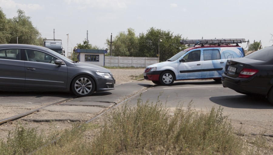 ŞOFERII îşi RUP MAŞINILE la trecerea de CALE FERATĂ spre Brăila