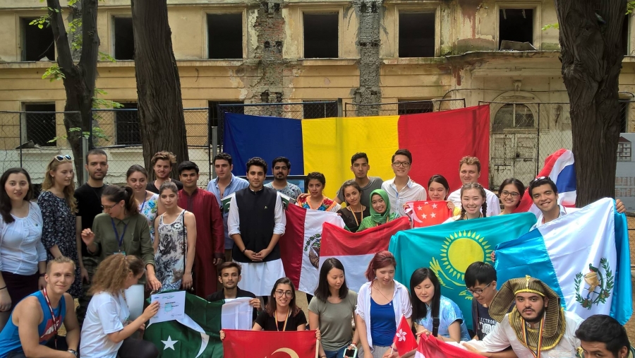 Petrecere studențească multiculturală, cu mâncare și costume tradiționale, în Campusul Universității „Dunărea de Jos”