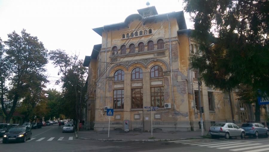 COMORI DE PATRIMONIU/ Fostul sediu al Şcolilor Comerciale, un palat în ruină