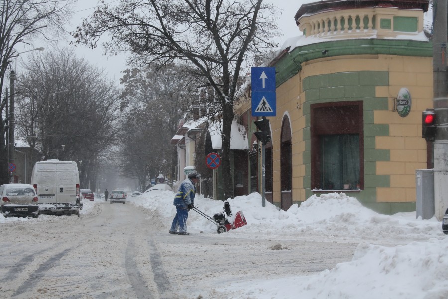 122 de angajaţi ai Ecosal încearcă să elibereze trotuarele de zăpadă