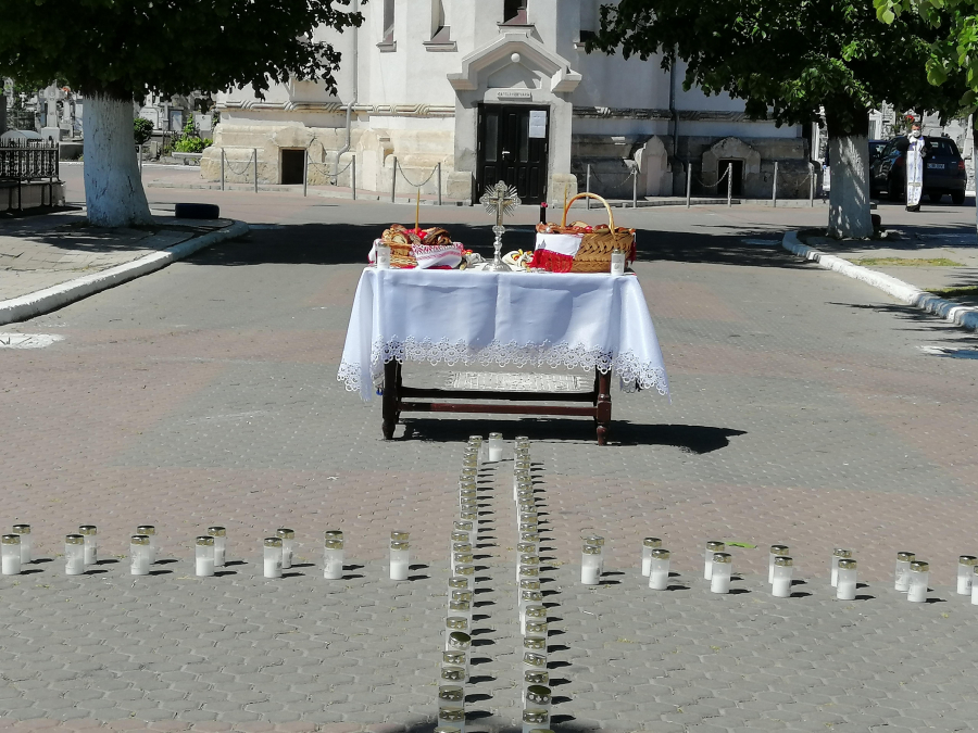 Forfota din cimitire, înlocuită de rugăciunile preoţilor