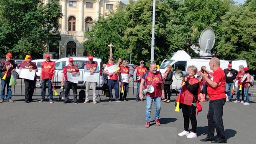 Poștașii pichetează de luni sediul Guvernului