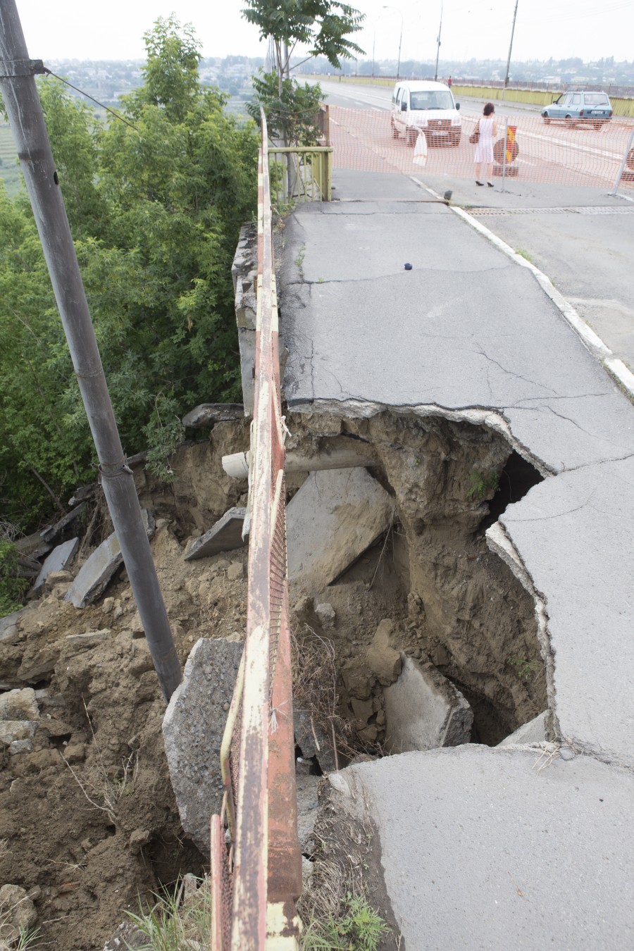 GALERIE FOTO/ Viaductul spre Combinat s-a surpat! Astăzi se analizează închiderea totală a traficului