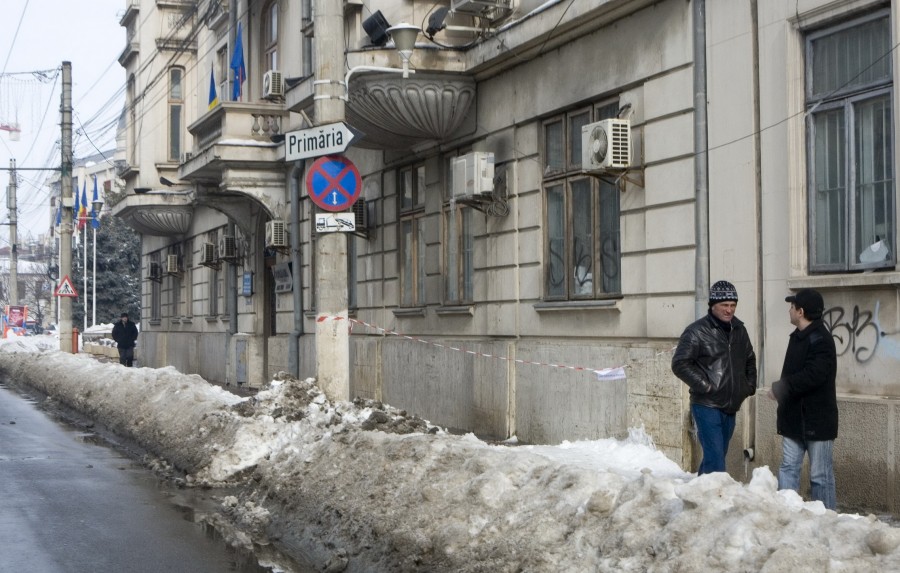 Autorităţile nu înlătură ţurţurii, doar ne avertizează