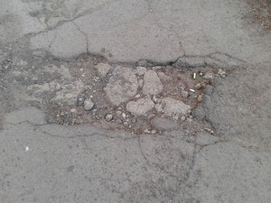 Dispuşi să plătească din buzunar, ca să astupe gropile