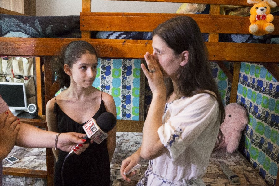 Gigi Becali o ajută cu 10.000 de euro pe fetiţa din Galaţi suferindă de boala somnului
