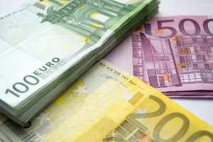 Euro a revenit la 4,72 lei
