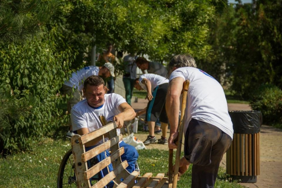 Gălăţeni cu SPIRIT CIVIC/ Un grup de voluntari a înfrumuseţat un parc (GALERIE FOTO)