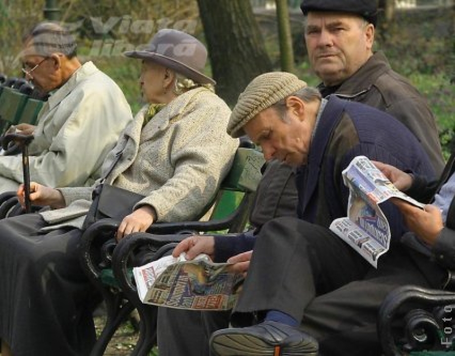 Cu cât îngraşă pensionarii statul?