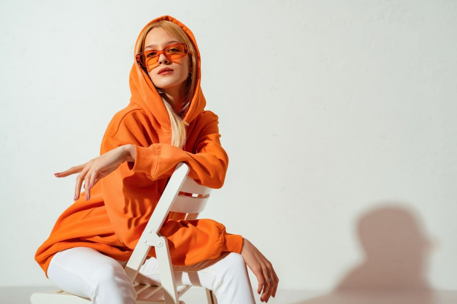 Hanoracul oversized: Cum să-l porți fără să pari neglijent?