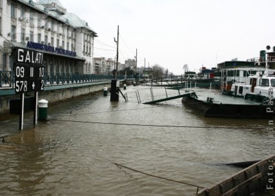 Astăzi este programat vârful viiturii  
