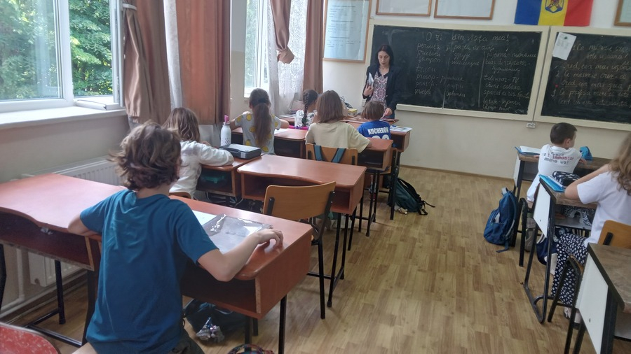 Copiii ucraineni şi bombardamentele de acasă. Colegiul „Aurel Vlaicu” face ore după programa din Ucraina (FOTO)