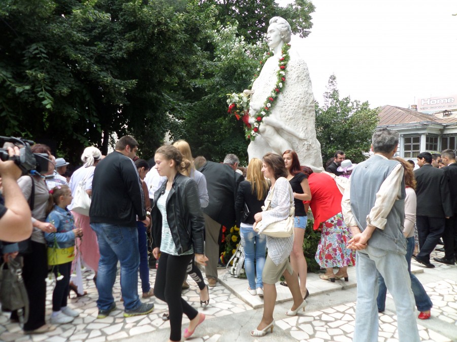 GALERIE FOTO: Vezi cum s-au sărbătorit la Galaţi 125 de ani de la NEMURIREA lui Eminescu 