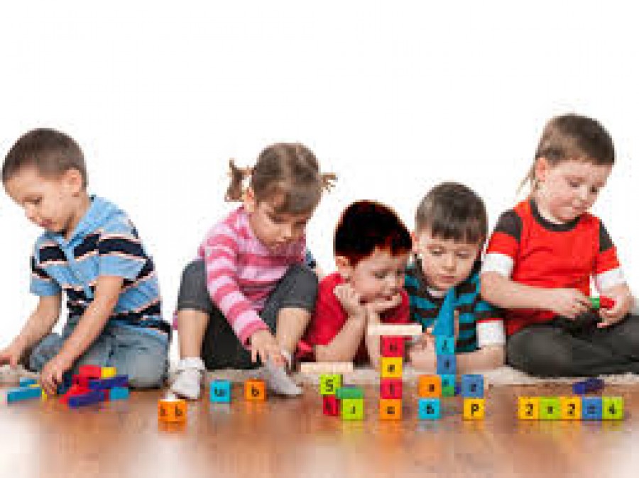 SFAT PENTRU PĂRINŢI: Copiii trebuie stimulaţi prin joc şi activităţi