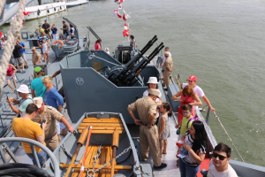 Militarii au făcut spectacol la Dunăre. Peste 1.000 de gălăţeni au urcat pe navele de luptă