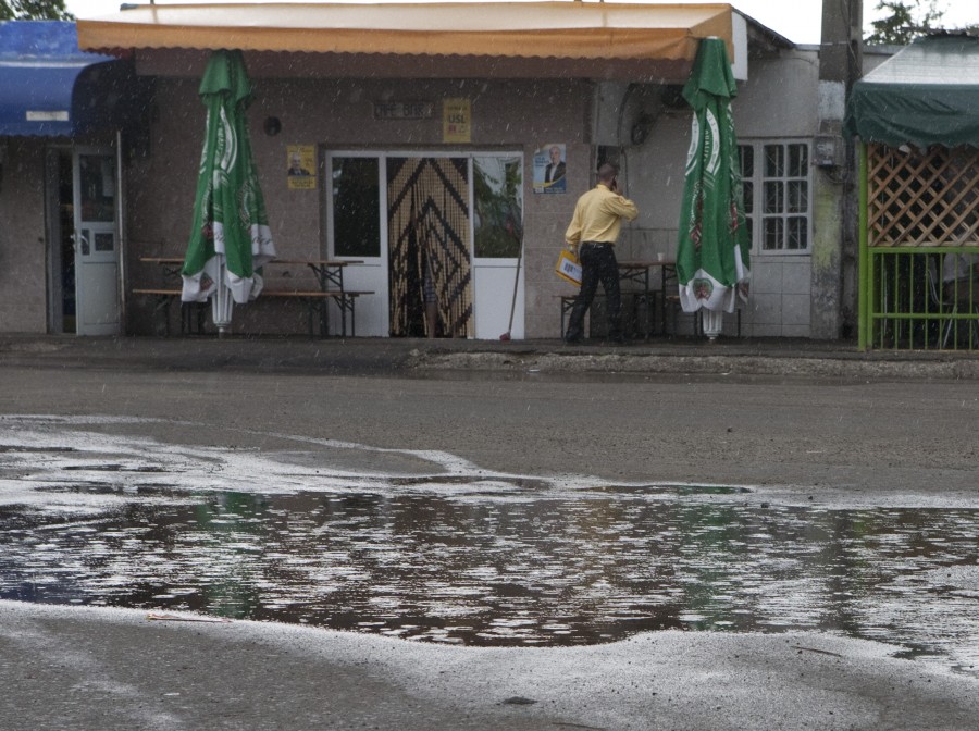 Fără apă, canalizare sau gaze, cartierul Barboşi este "ferit" şi de campanie electorală!