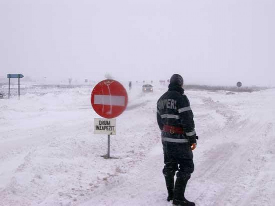 Din cauza viscolului - Cinci drumuri au rămas blocate