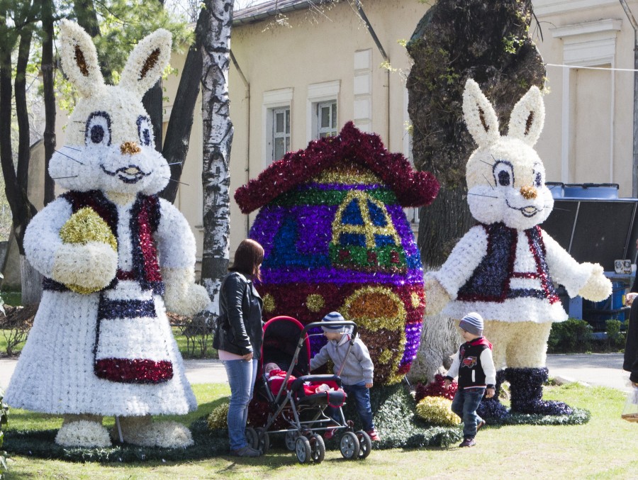 Pregătiri de sărbătoare/ Iepuraşii şi ouăle au invadat Tecuciul