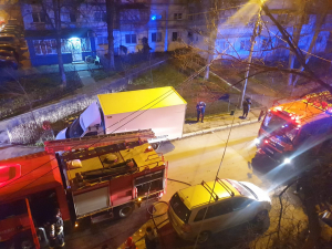 Panică într-un bloc din Galați după ce unul dintre proprietari și-a incendiat apartamentul (VIDEO)