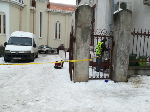 Bărbat dezbrăcat, găsit decedat atârnând, cu capul în jos, de gardul unei biserici