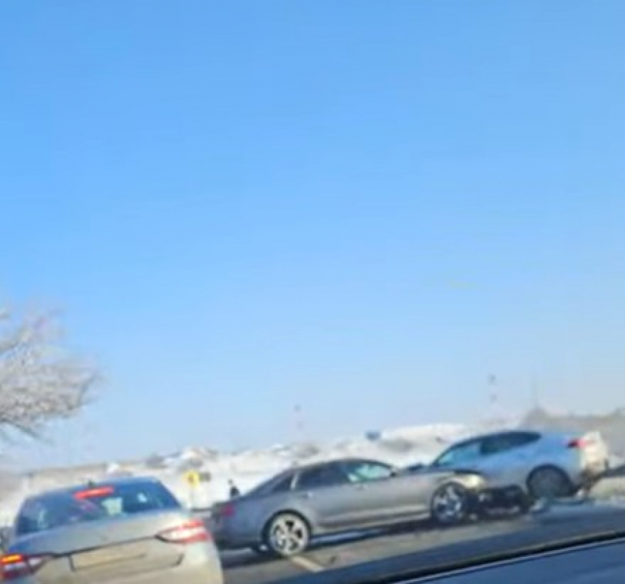 Două mașini s-au ciocnit în apropiere de Galați