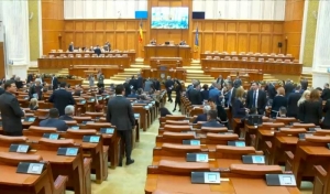 Tensiuni dezamorsate. Parlamentul României a ADOPTAT OUG 14 şi a RESPINS OUG 13