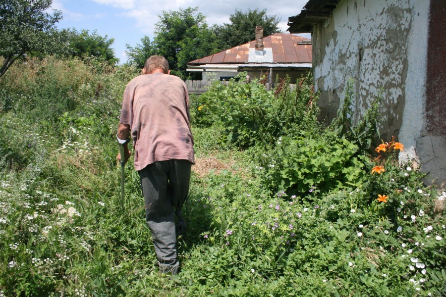 De ani de zile ţăranul gălăţean îşi duce boala pe picioare