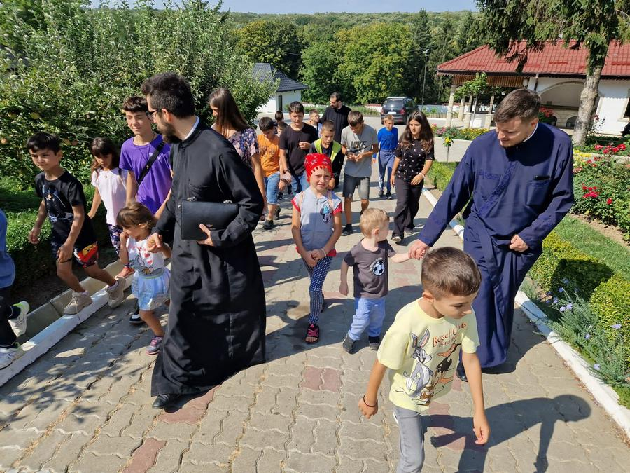 Excursie la Mănăstirea Buciumeni pentru copiii din Nicoreşti