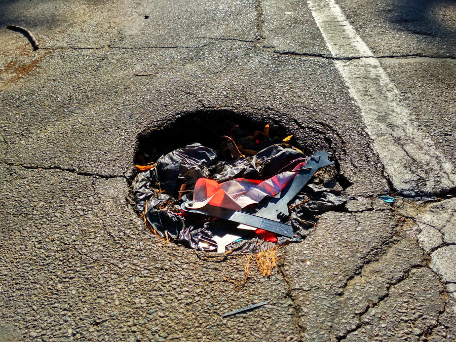 Groapă umplută cu gunoaie, pe strada Universităţii