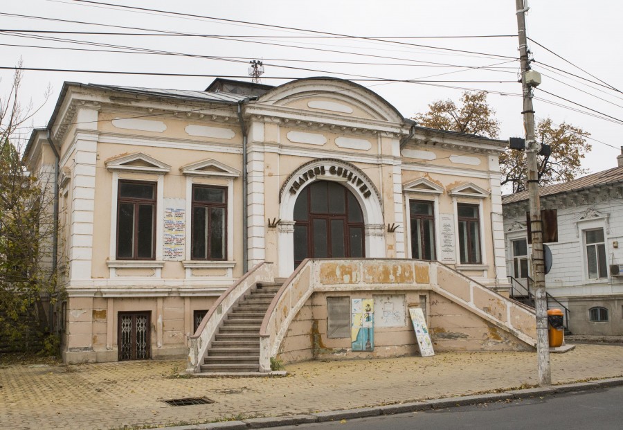 COMORI DE PATRIMONIU/ Clădirea fostului Teatru de Păpuşi, lăsată în paragină