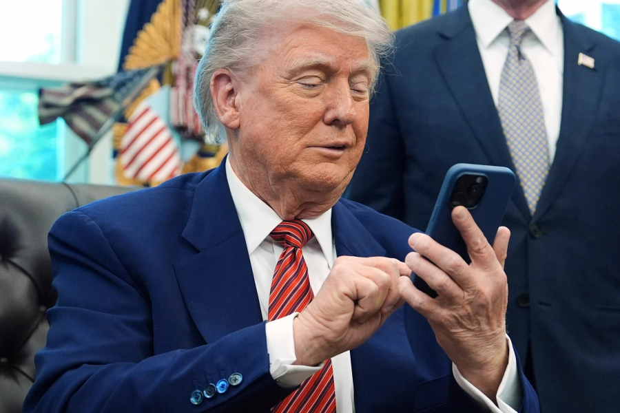 Donald Trump s-a răzgândit din nou în privinţa taxelor vamale