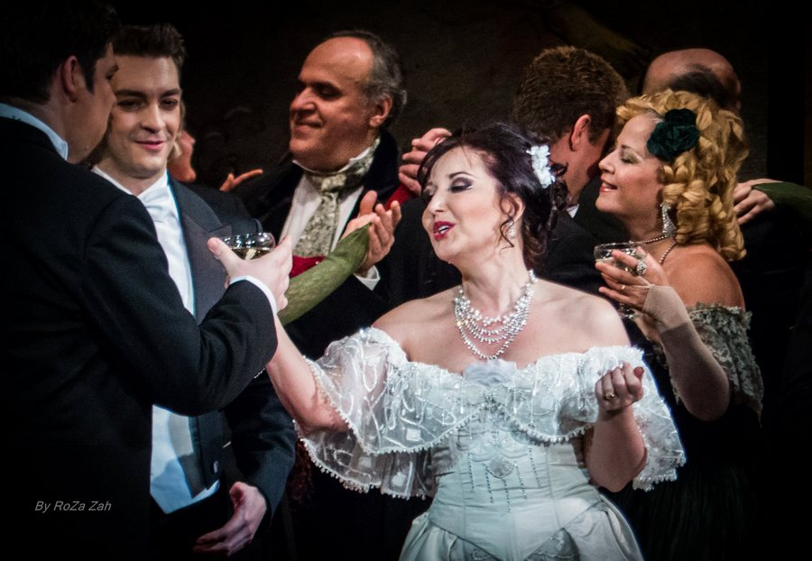 Soprana Elena Moșuc, pe scena Muzicalului gălățean, în „La Traviata”