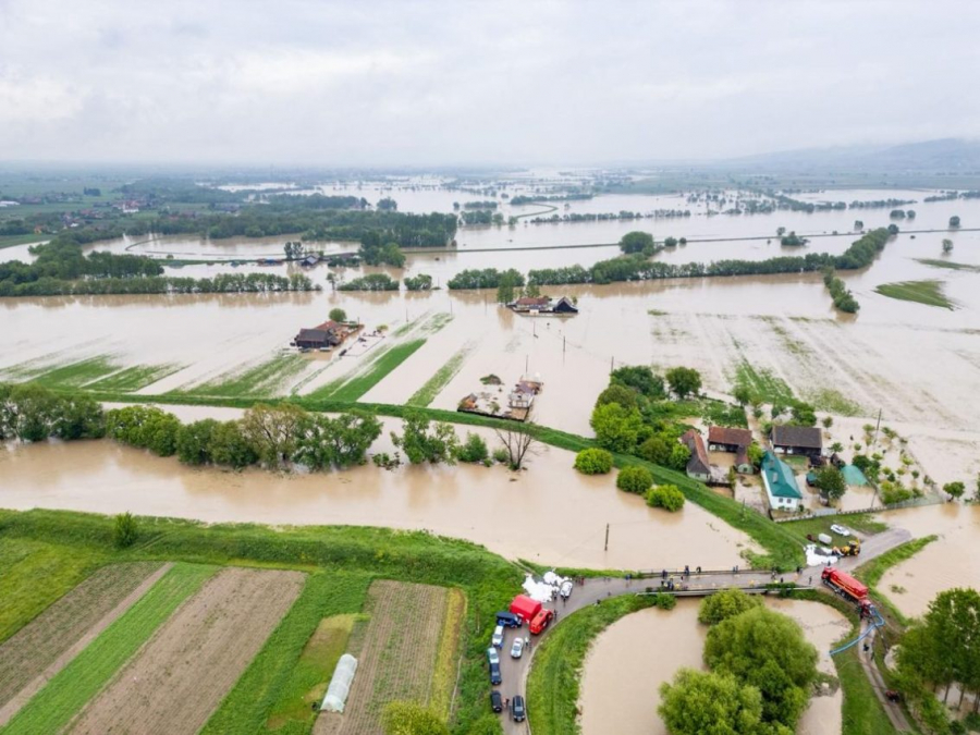 Sute de milioane de euro pierdute, dar sporuri încasate