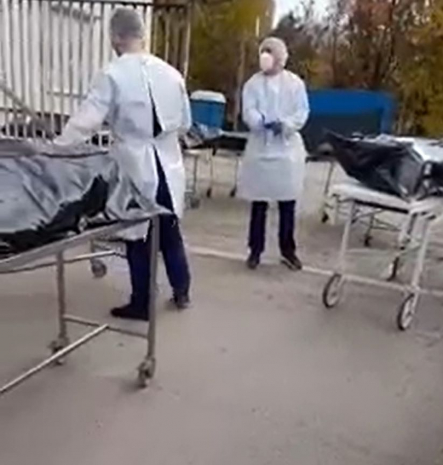 Coloană de tărgi cu gălățeni morți de COVID-19, la Spitalul Județean. Imaginile cumplite ale pandemiei