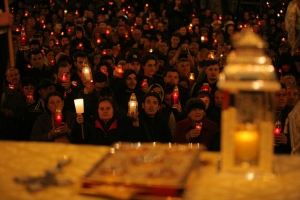 Mii de gălățeni au luat Lumină Sfântă | Hristos a înviat! (FOTO)