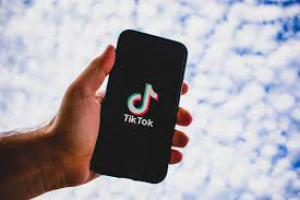 TikTok permite crearea abonamentelor pentru creatorii populari