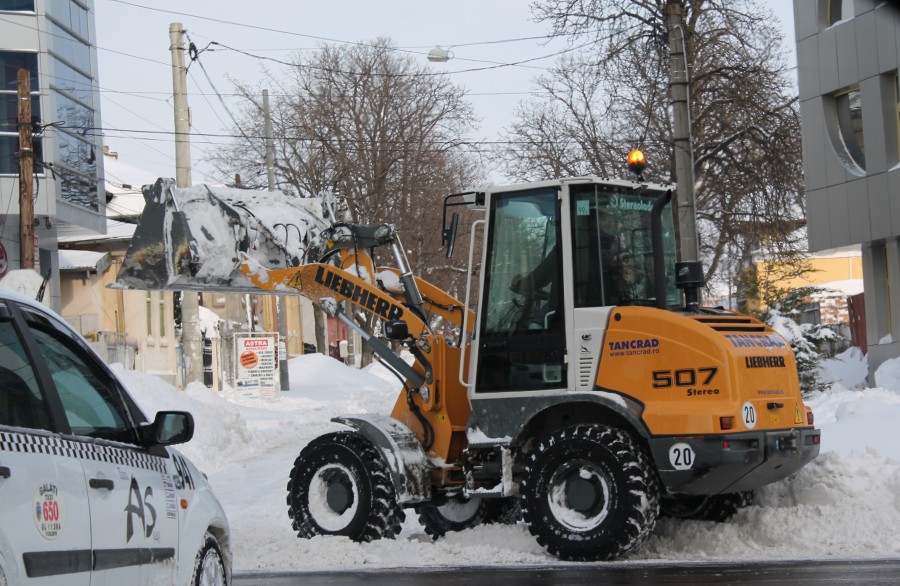 IARNA LA GALAŢI/ În oraş, deszăpezire cu 76 de utilaje cu lamă 