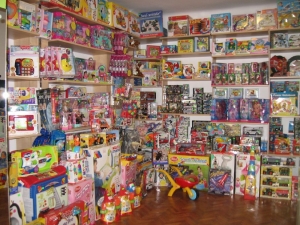 Comercianţi de jucării AMENDAŢI, în urma unui CONTROL al Protecţiei Consumatorilor