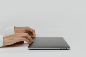 Cum alegi laptopul potrivit pentru muncă fără să plătești pentru specificații inutile