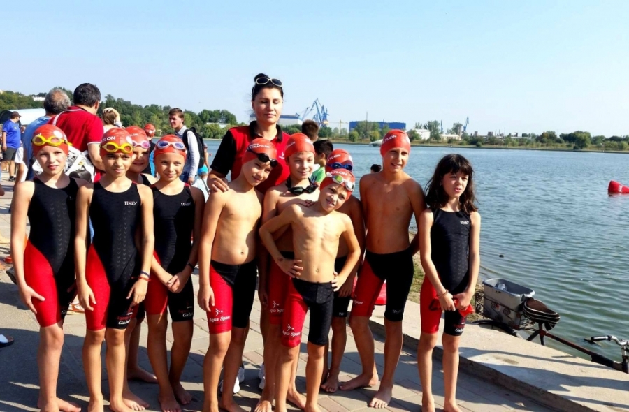 FOTO/ Un grup de copii din Galaţi - de la înot la triatlon, cu antrenoarea în frunte