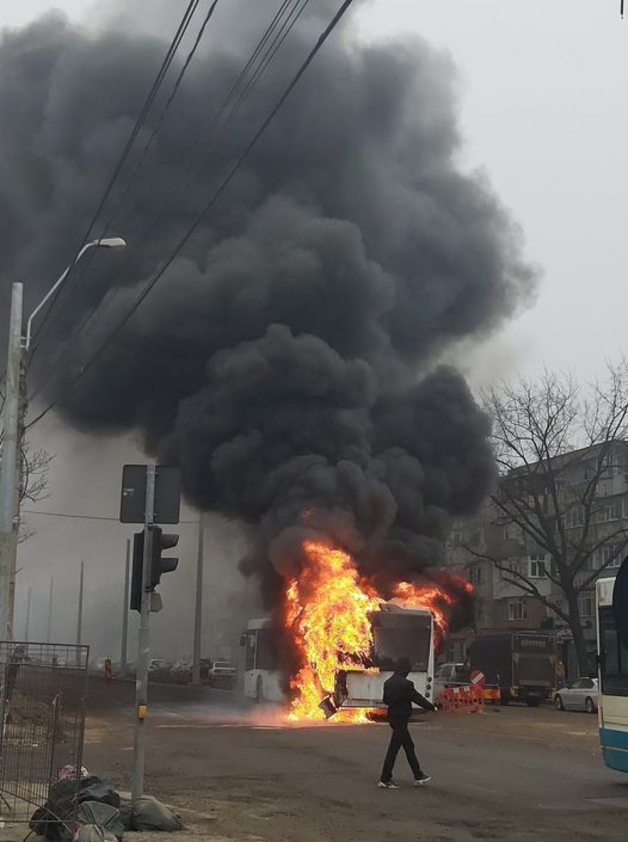 (VIDEO) UPDATE: Autobuzul de la „2 Babe” a ars ca o torță. 25 de călători s-au salvat în ultima clipă