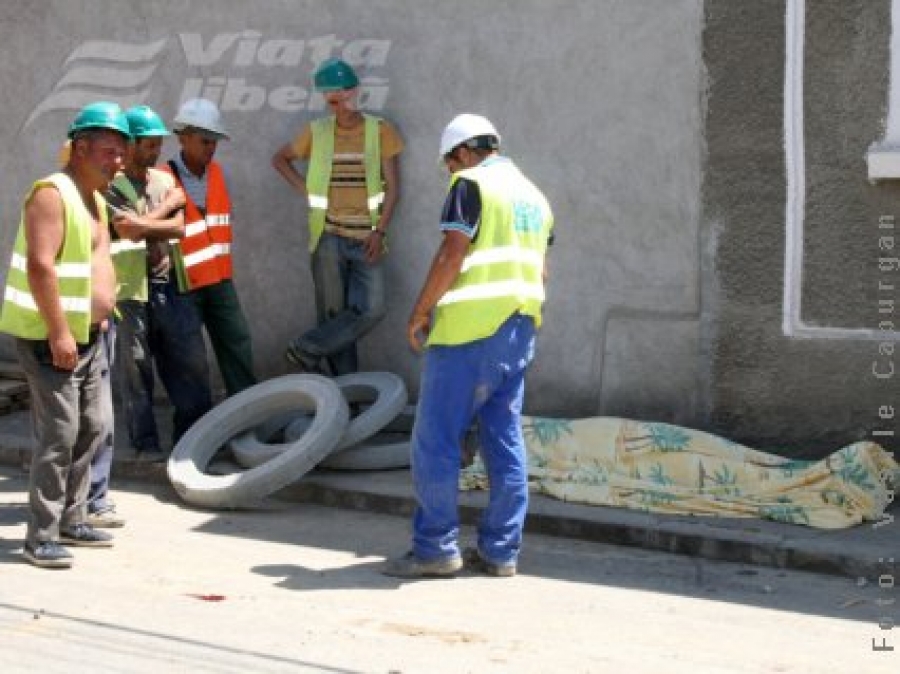 Muncitor înghiţit de Strada Română 