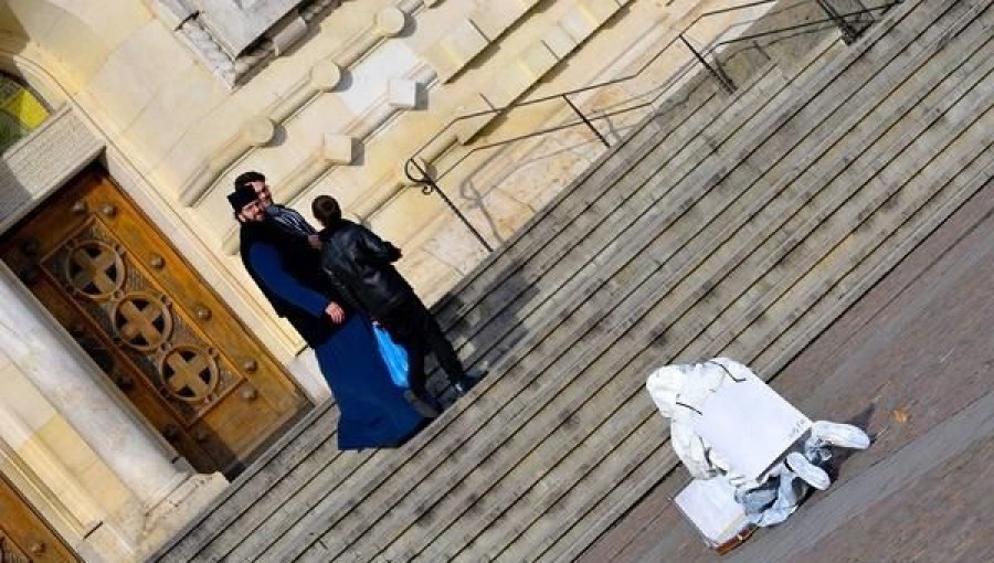 Protest inedit împotriva Bisericii, la Cluj: Un manechin se roagă la o servietă cu bani