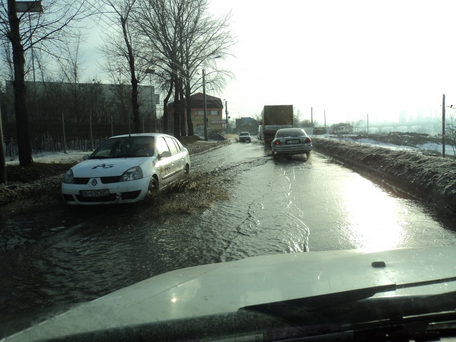 Maşinile „înoată” prin bălţile de pe Centură