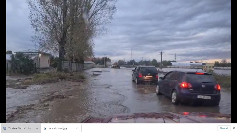 Drumuri și curți inundate la Pechea