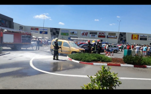O maşină a luat foc în parcarea unui mall gălăţean (VIDEO)