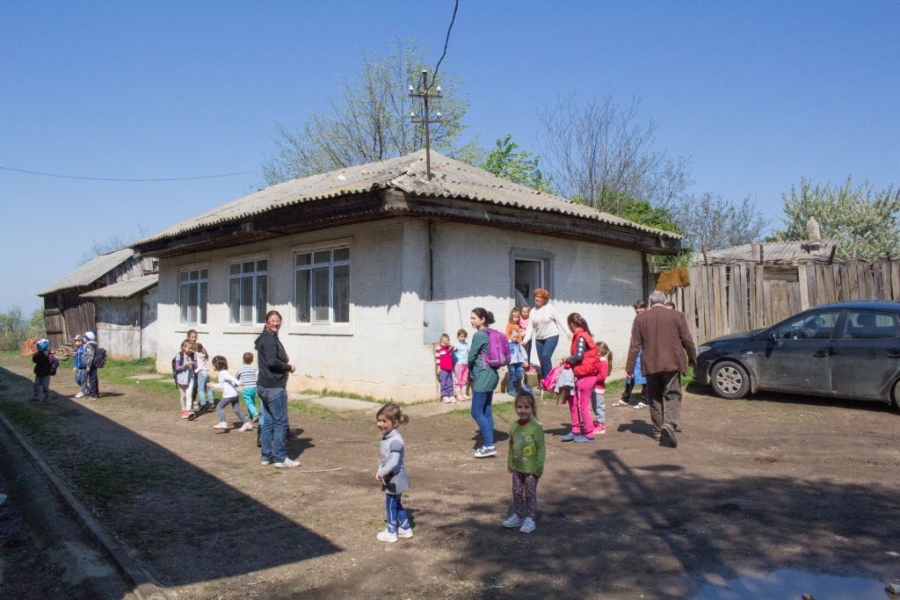 EDUCAȚIE ÎN MEDIUL RURAL/ Şcoli şi grădiniţe sunt, copii mai puţini