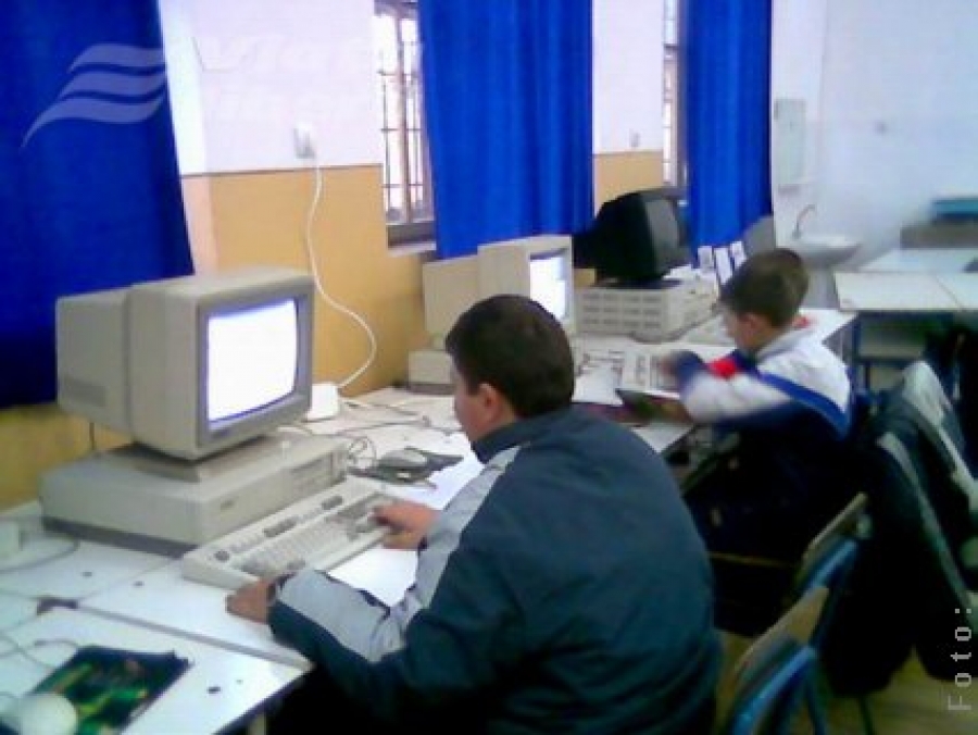 Hoţii au furat calculatoarele cu documente şcolare