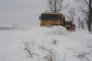 UPDATE Autocarul de la Oancea, scos din zăpadă! 16 drumuri, în continuare blocate
